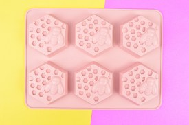 Molde silicona jabones 6 hexagonos con abejas (3).jpg